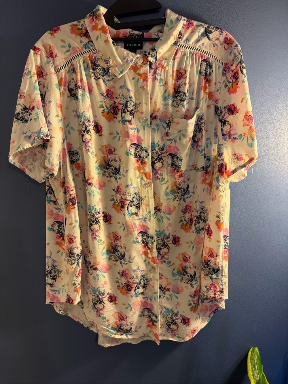 torrid Cream Floral & skull Short-Sleeve Button-Up Blouse size 1